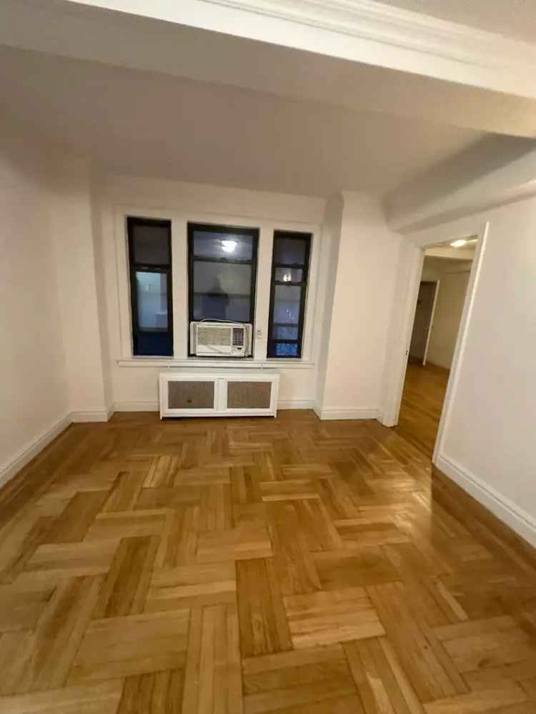 Rent Large 1 Bedroom Apartment on West 96th Street with Amenities