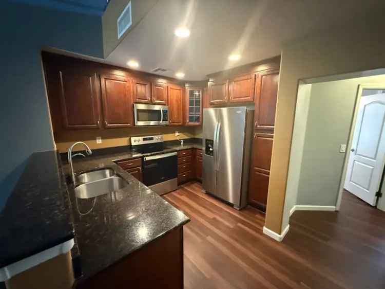 Condo for Rent in Phoenix with 3 Bedrooms and Cityscape Views