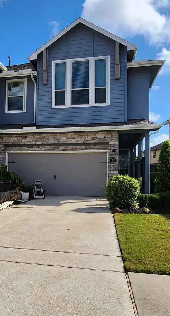 Rent Luxury 3 Bedroom Townhome in Richmond with Modern Features