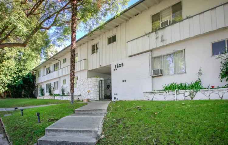 Rent Apartments in West Hollywood Towers with Patios and Garden Views