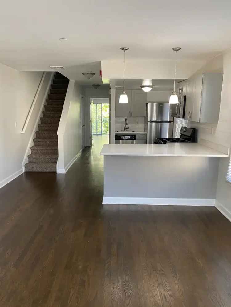 Rent Duplex 3 Bed 2 Bath Apartment in Stamford with Free Parking