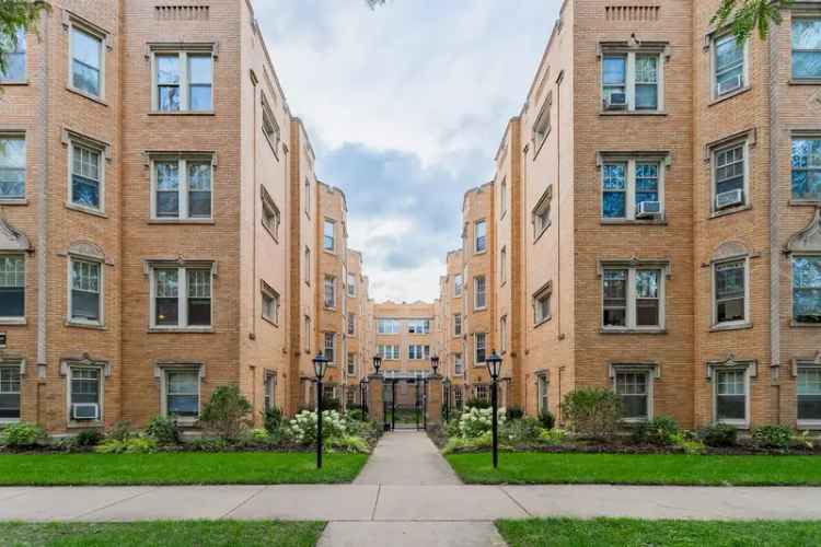 Apartment for Rent in Lakeview with Access to Parks and Entertainment