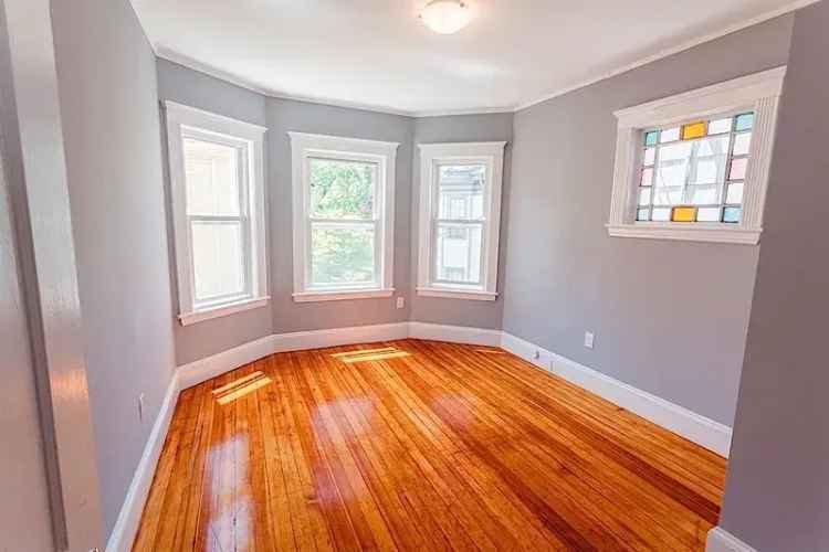 Rent Apartment Unit in Cambridgeport with Renovated Kitchen and High Ceilings