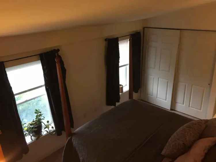 Rent Bilevel Apartment Unit in Washington Square with Modern Amenities