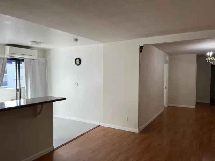 Rent 1 Bedroom Apartment in Tarzana with Pool and Balcony