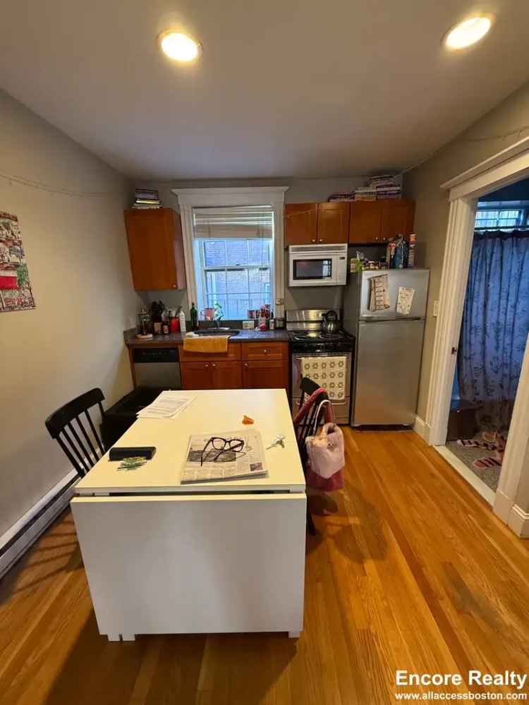 Rent Stunning Studio Apartment in Beacon Hill with Updated Features