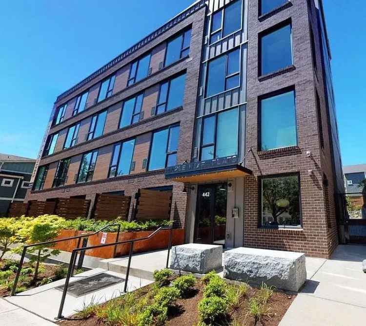 Rent Apartments at Maple Leaf Flats in Green Lake with Rooftop Deck