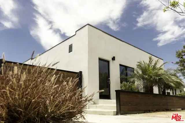 House For Sale in 3777, Rosewood Avenue, Los Angeles, California