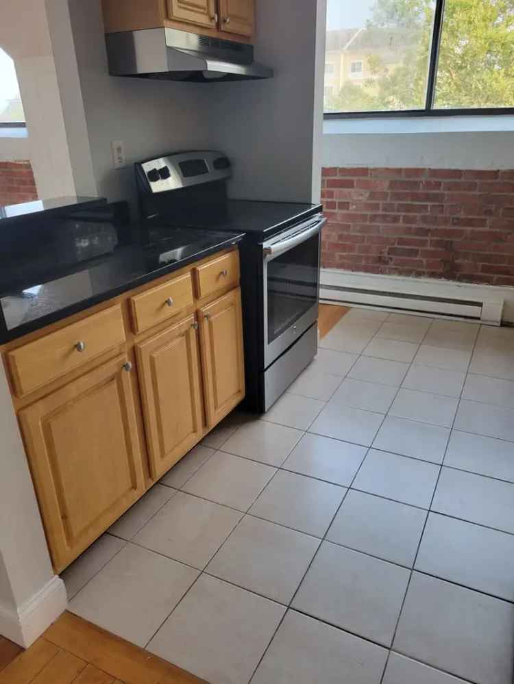 Rent One Bedroom Apartment with Upgraded Kitchen in Ideal Location