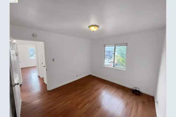 Buy fourplex in Oakland with spacious units and income potential