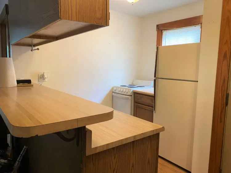 Rent Apartment Unit Near City Park with Walk-in Closet and Pantry