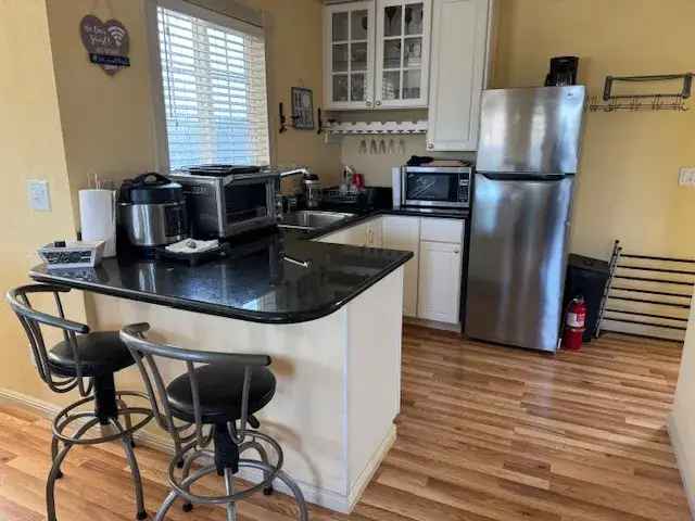 Rent 1 Bedroom Apartment Unit in San Mateo with Private Balcony