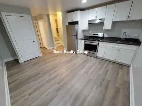 Rent One Bedroom Apartment in East Rogers Park with Modern Features