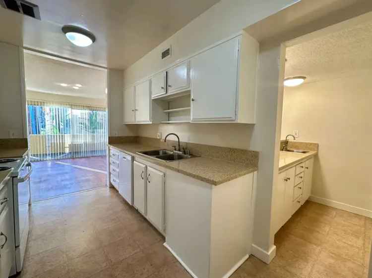 Rent Apartments in Sherman Oaks with Pool and Fitness Center