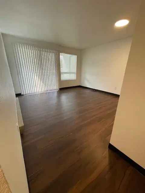 Rent One Bedroom Apartment in Issaquah with Private Balcony and View