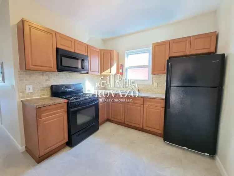 Rent Beautiful Renovated Apartment Near Public Transit with Modern Features