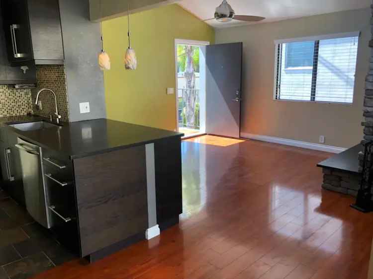 Rent Stunning 2 Bedroom Apartment in Hillcrest San Diego with Garage