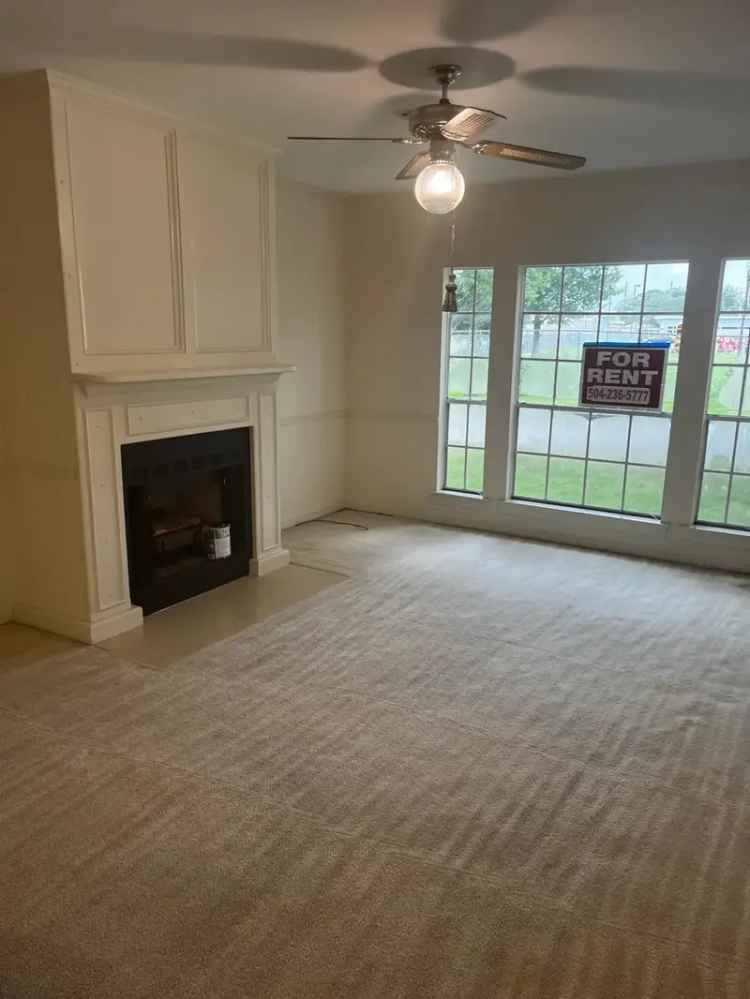 Rent First Floor Condominium in Audubon Trace with Modern Features