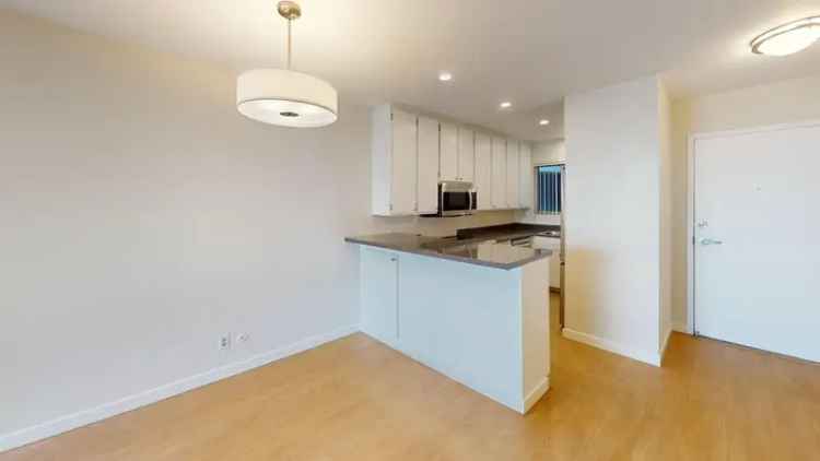 Rent 1-Bedroom Apartments in Studio City with Pool and Fitness Room