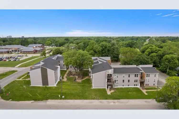 Rent Spacious Apartments Near Urbana Country Club With Modern Amenities