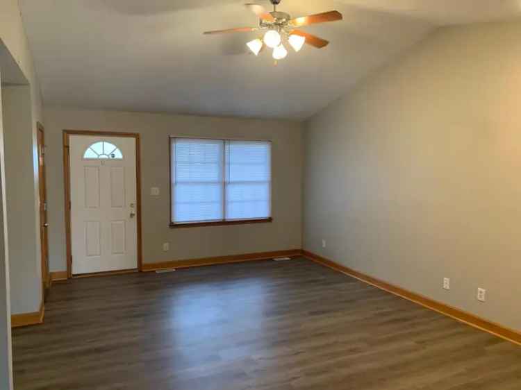 Rent Apartment Unit with 3 Bedrooms and Great Features in Upscale Neighborhood