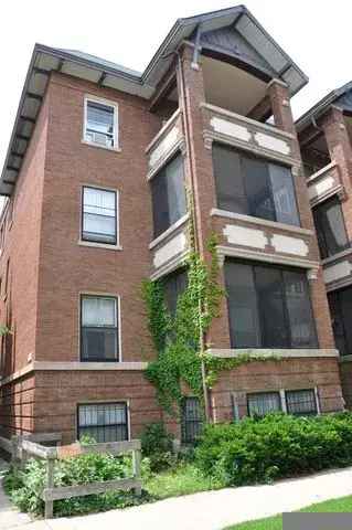 Rent Apartment Unit Near Wrigley Field with 3 Bedrooms and 2 Baths