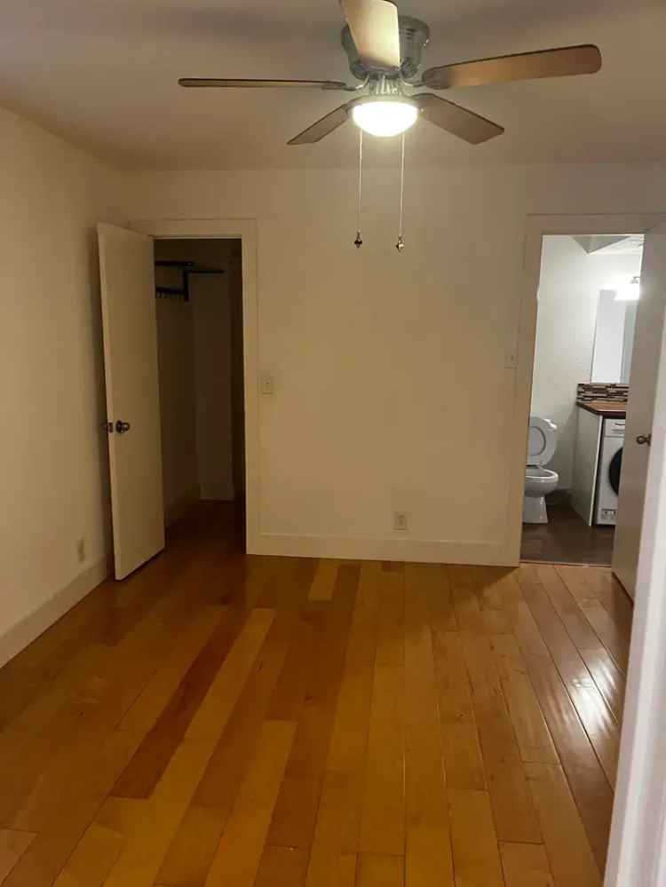 Rent Apartment Unit in Central Austin with Nice Balcony