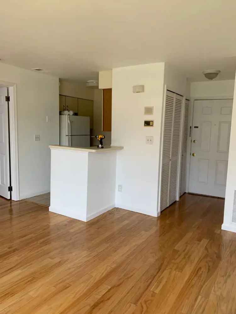 Rent One Bedroom Condo in Crosspointe with Balcony and Washer Dryer