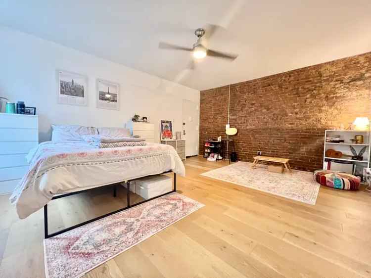 Rent Apartment Unit in sunny L-Shaped Studio near Central Park