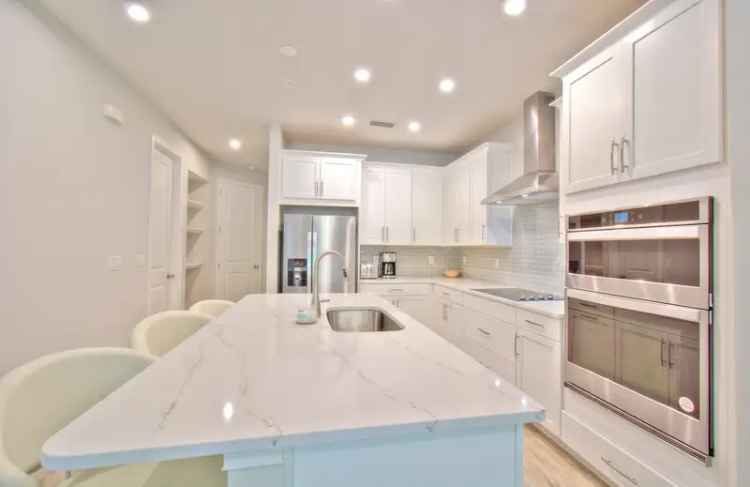 Rent Townhouse in South Naples with Luxurious Features and Amenities