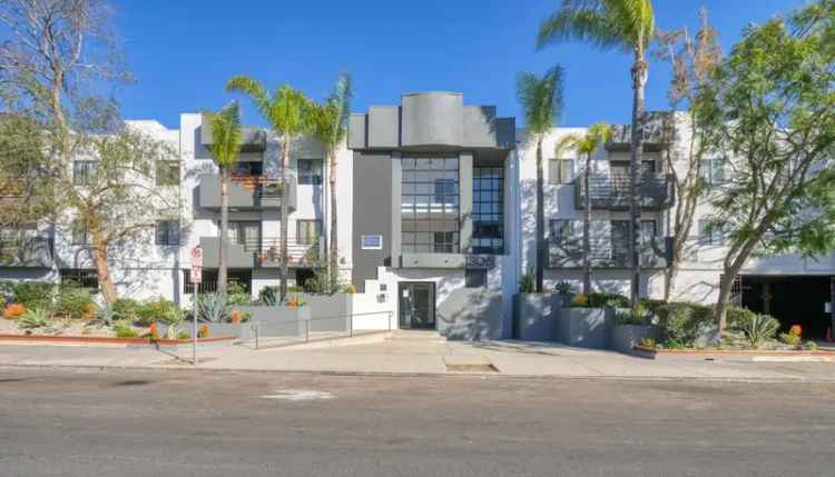 Rent Luxury Apartments in East Hollywood with Pool and Courtyard