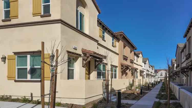 Apartments for Rent in Luxury Townhome Community North Fontana