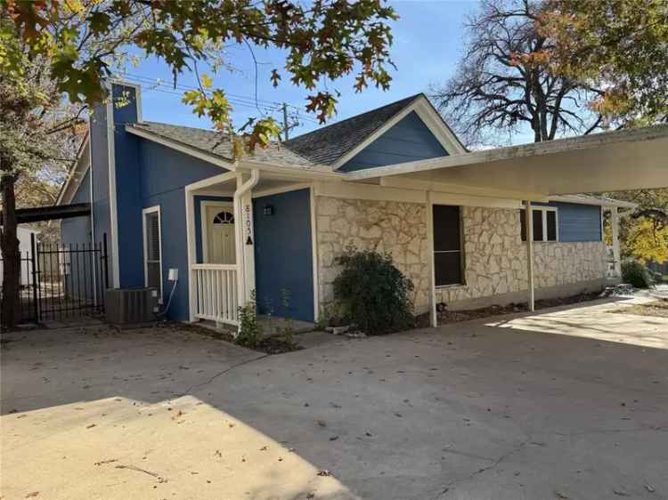 Duplex for rent in a prime location with shopping access