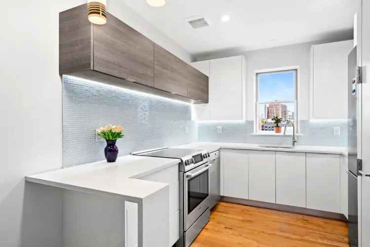 Rent Luxury Apartment in Greenpoint with Stunning Manhattan Skyline Views