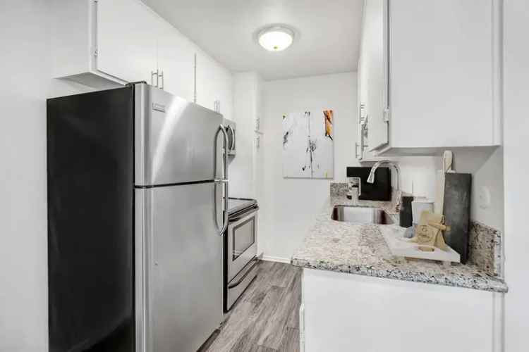 Rent Apartments in Van Nuys with Pool and BBQ Area