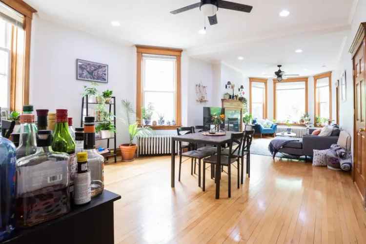 Apartment for Rent in Logan Square with 3 Bedrooms and Modern Amenities