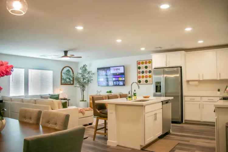 Luxury Rent Townhouse Near Las Vegas Strip with Community Amenities