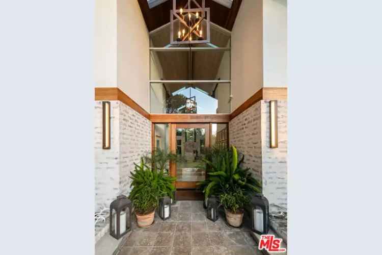 House For Sale in Malibu, California