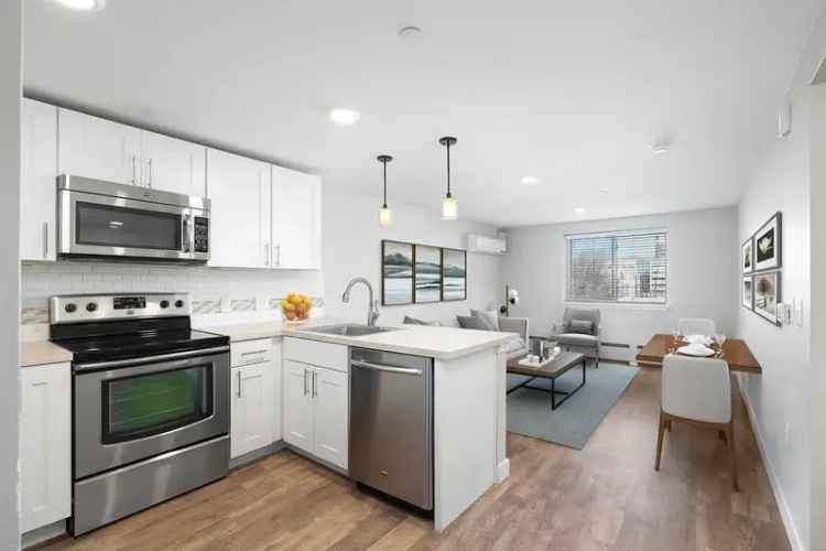 Rent Apartments in Englewood with Modern Amenities and Open Floor Plans