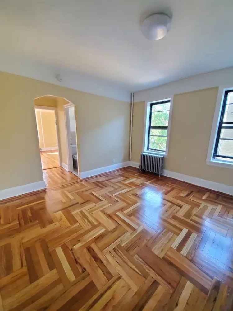 Rent 1 Bedroom Apartment in Astoria with Great Features