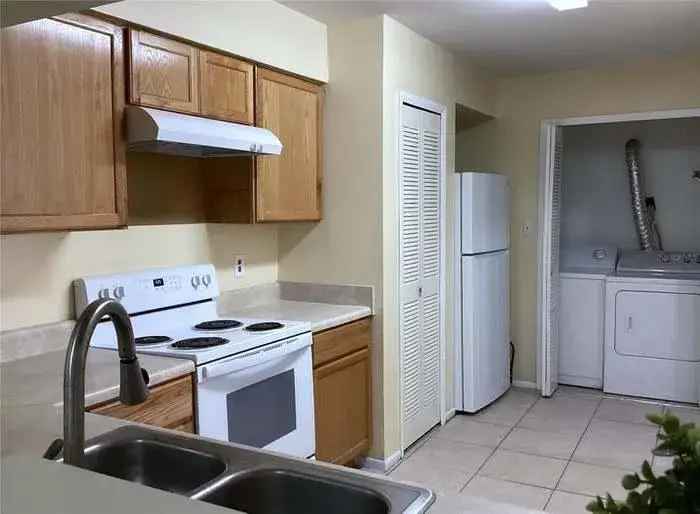 Rent Townhouse Next to Waterford Lakes with 3 Beds and 2 Baths