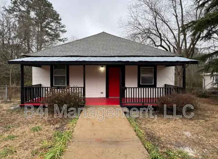 Rent Charming House in LaGrange with Modern Amenities and Private Backyard