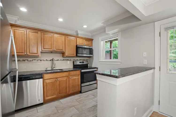 Rent Apartments in Nanuet with Pool and Gourmet Kitchens