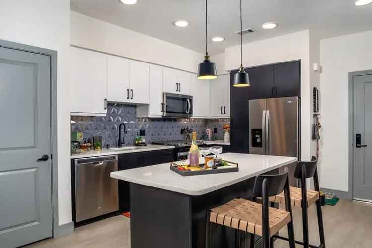 Rent Apartments in Los Angeles with Vibrant Amenities near Warner Center