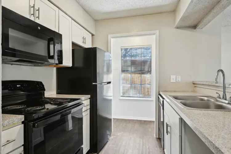 Rent Apartments in Arlington with Modern Amenities and Balconies