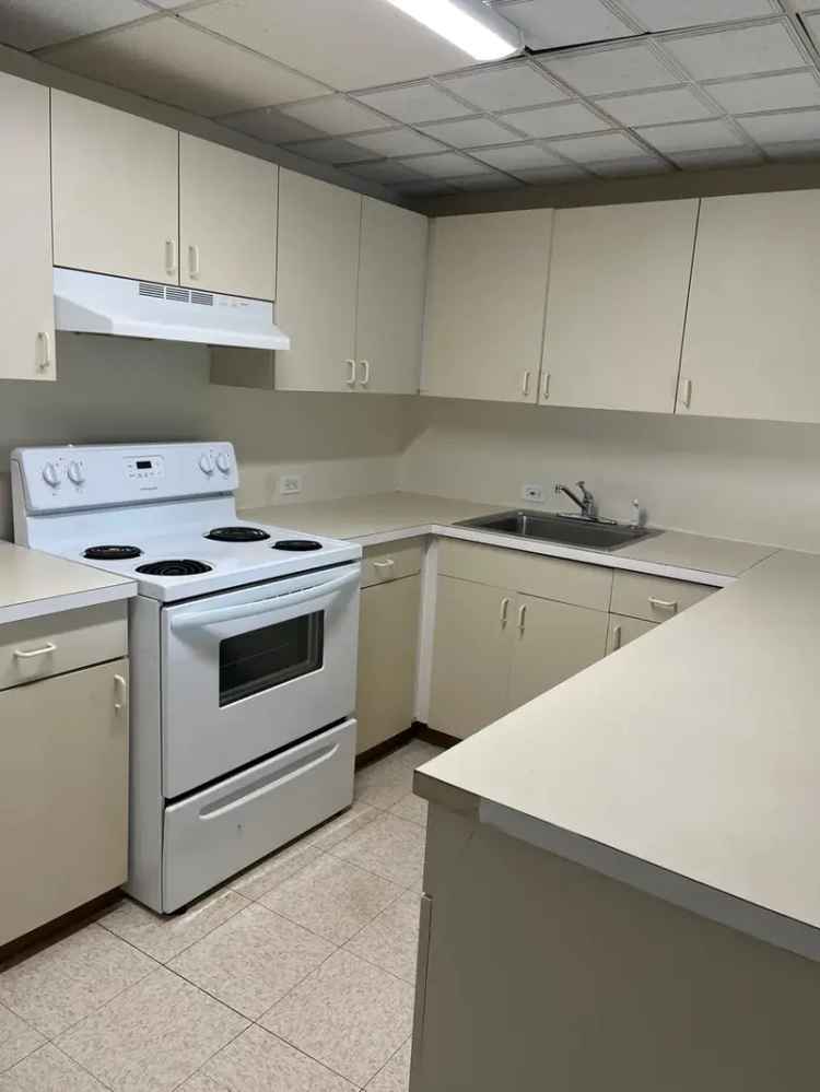 Rent Apartment with Laundry and Elevator Near St. Hospital