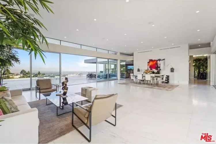 Rent stunning luxury residence with infinity pool in Beverly Hills