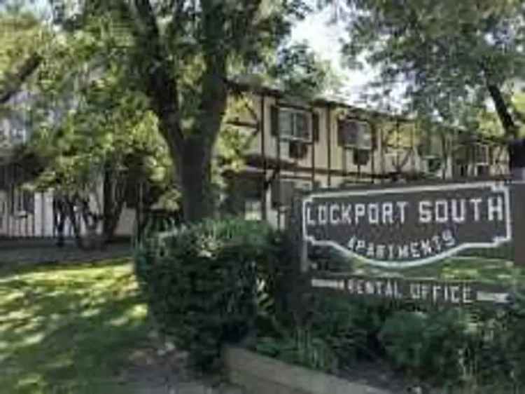 Rent Apartments with Patios and Free Parking in Lockport South