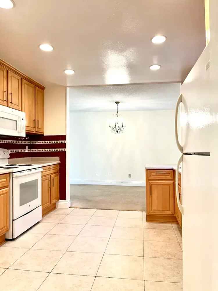 Rent Updated Condo in Rossmoor Chateau with 2 Bedrooms and 2 Bathrooms