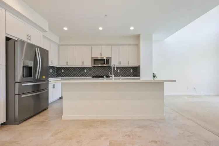 Rent Modern Townhouse in Bessie Ranch with 3 Bedrooms and Amenities